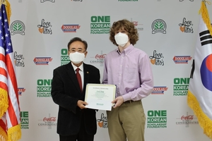 Trevor Dady awarded the One Korean Scholarship