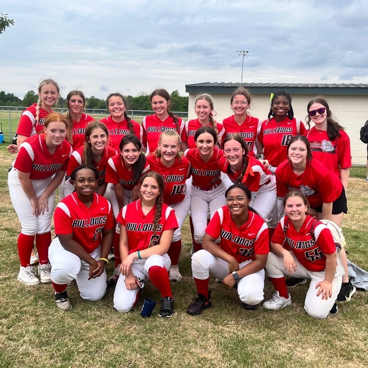 lady bulldogs softball team.